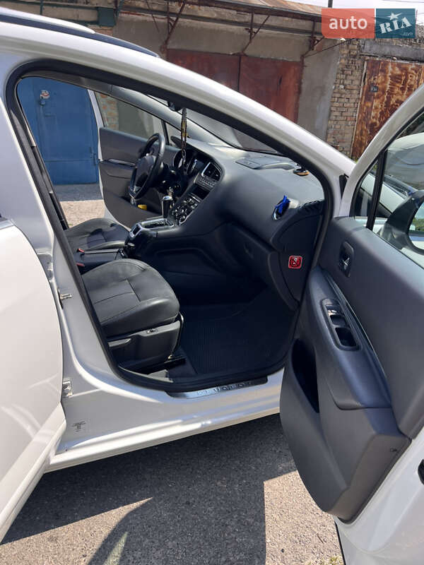 Мікровен Peugeot 5008 2011 в Вишневому