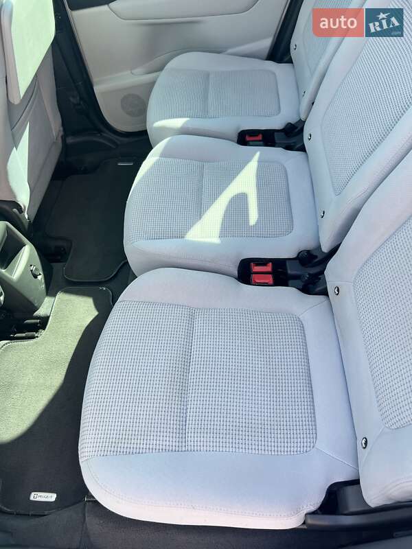 Мікровен Peugeot 5008 2010 в Южному