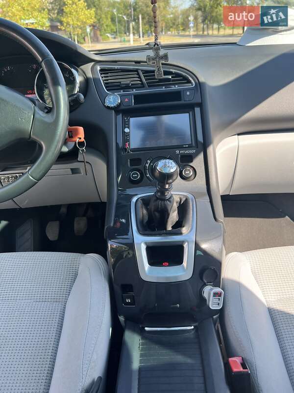 Мікровен Peugeot 5008 2010 в Южному