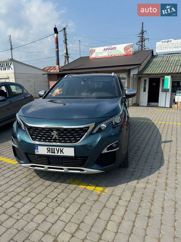 Внедорожник / Кроссовер Peugeot 5008 2017 в Кицмани