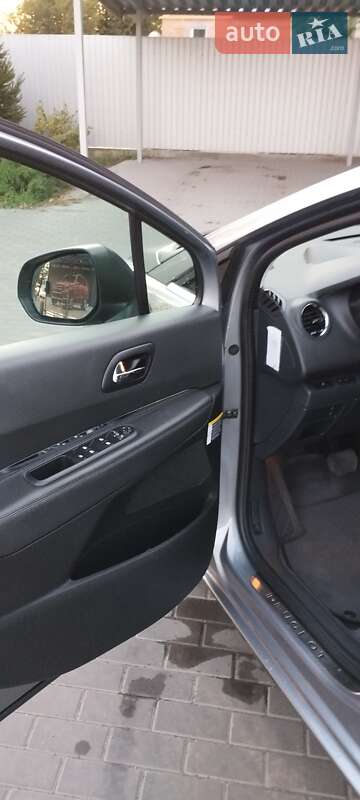 Микровэн Peugeot 5008 2015 в Тальном