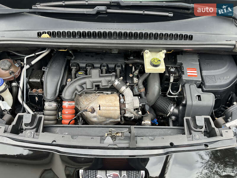 Мікровен Peugeot 5008 2010 в Звягелі