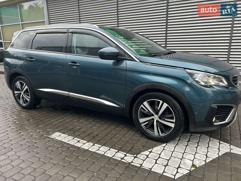 Внедорожник / Кроссовер Peugeot 5008 2017 в 