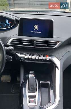 Позашляховик / Кросовер Peugeot 5008 2019 в 