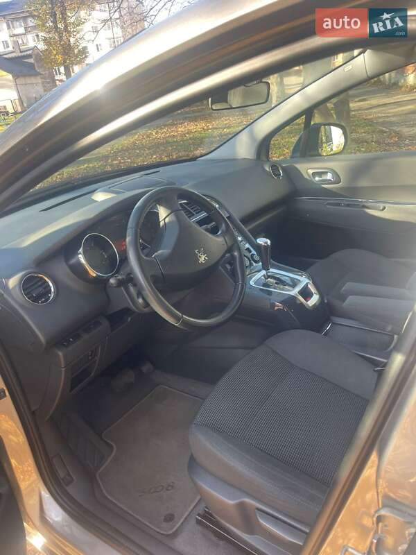 Микровэн Peugeot 5008 2015 в Калуше