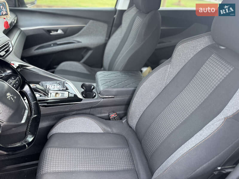 Внедорожник / Кроссовер Peugeot 5008 2017 в Киеве