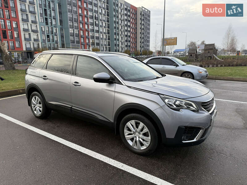 Внедорожник / Кроссовер Peugeot 5008 2017 в Киеве