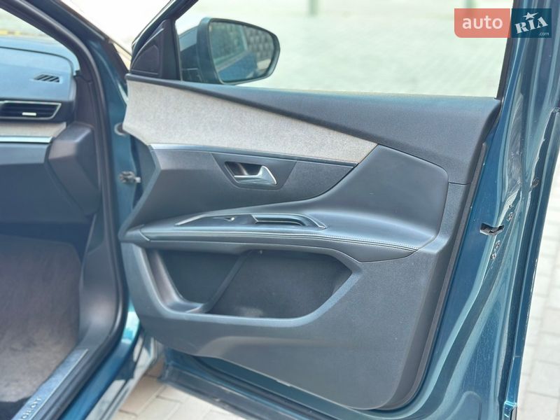 Внедорожник / Кроссовер Peugeot 5008 2017 в Черновцах