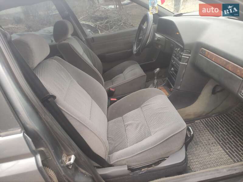 Седан Peugeot 605 1993 в Радивиліві