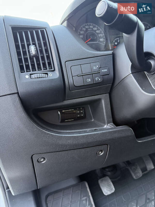 Вантажний фургон Peugeot Boxer 2017 в Чернівцях