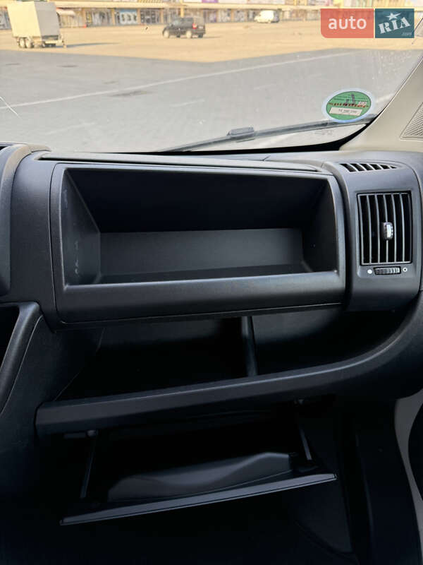 Вантажний фургон Peugeot Boxer 2017 в Чернівцях