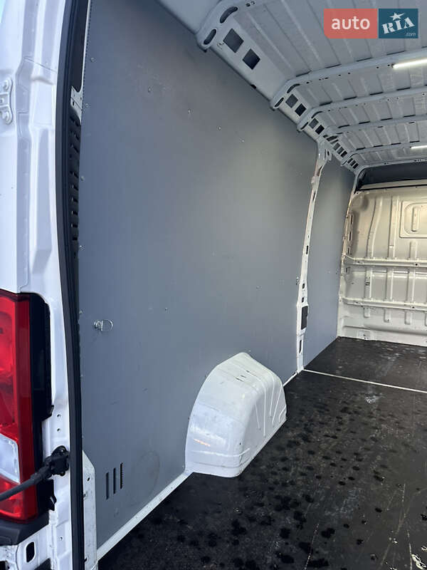 Вантажний фургон Peugeot Boxer 2020 в Львові