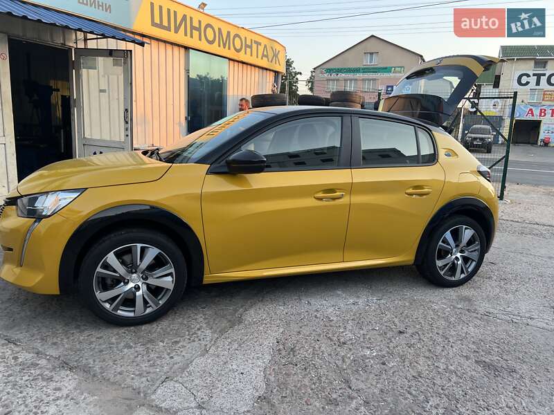 Хэтчбек Peugeot e-208 2021 в Киеве