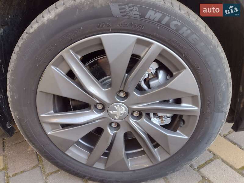 Хетчбек Peugeot e-208 2023 в Дубні