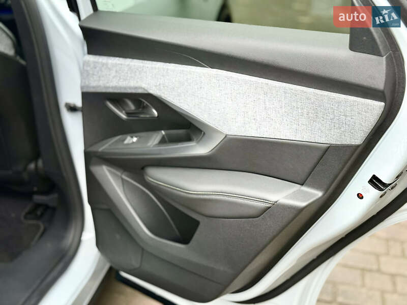 Внедорожник / Кроссовер Peugeot e-3008 2024 в Самборе