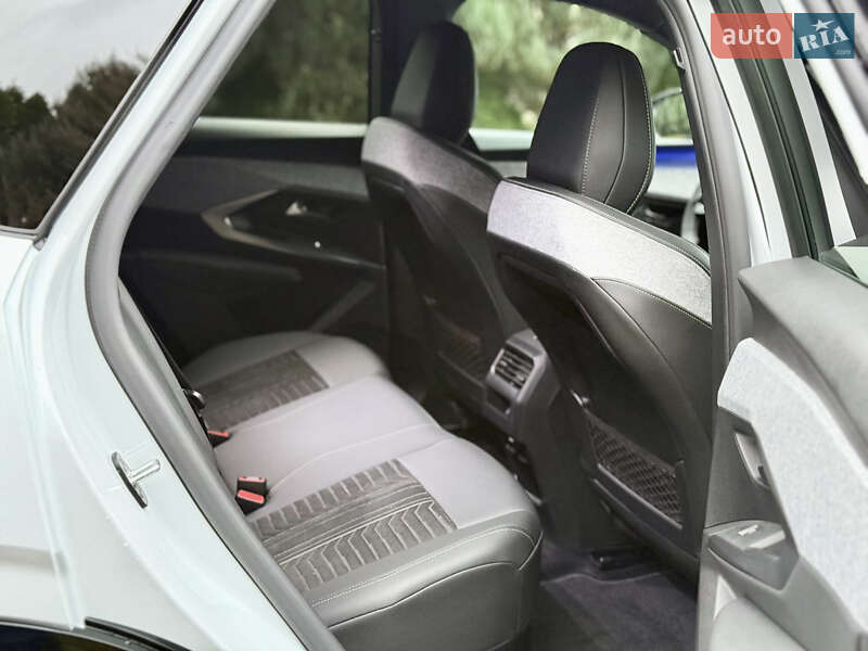 Внедорожник / Кроссовер Peugeot e-3008 2024 в Самборе