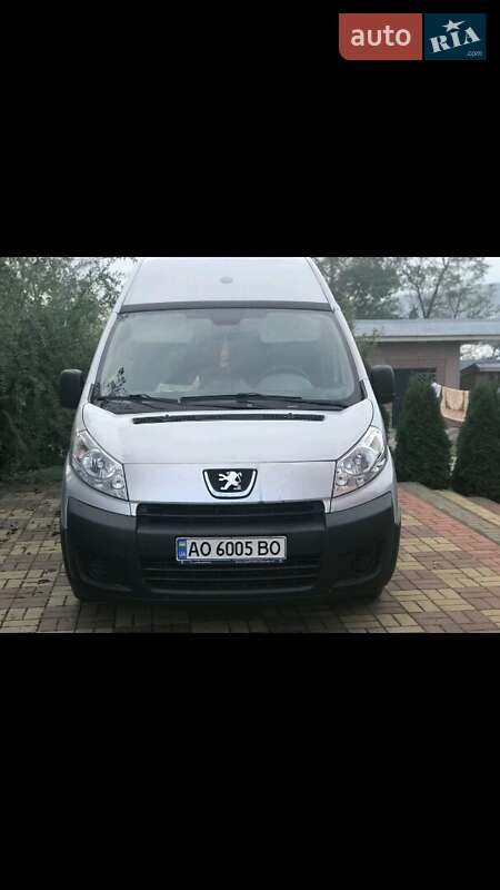 Грузопассажирский фургон Peugeot Expert 2008 в Хусте