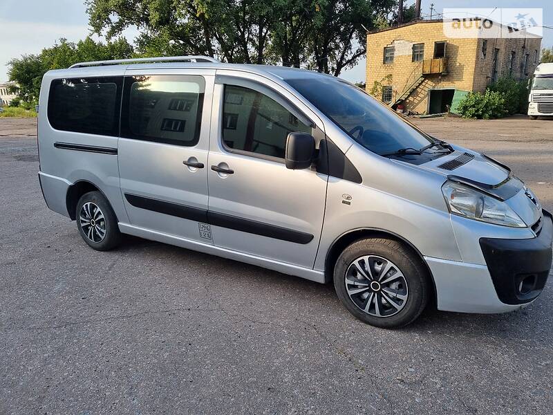 Минивэн Peugeot Expert 2008 в 