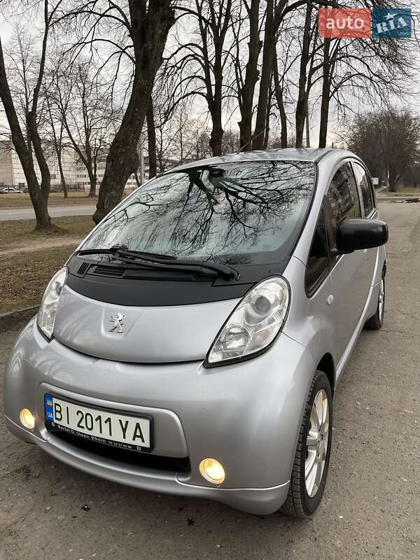 Хэтчбек Peugeot iOn 2014 в 