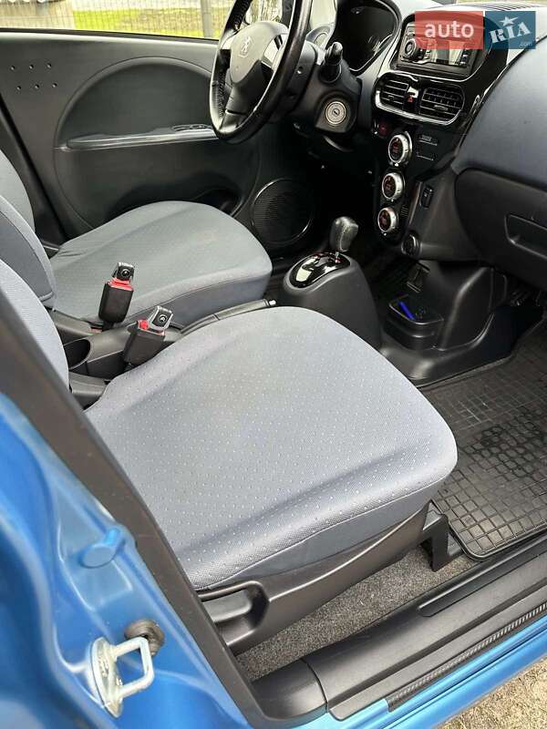 Хетчбек Peugeot iOn 2015 в Полонному