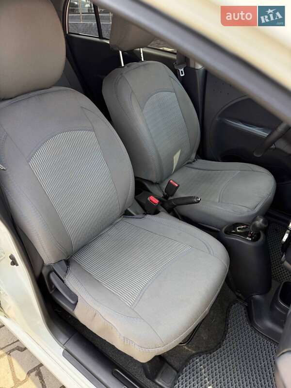 Хетчбек Peugeot iOn 2012 в Чернівцях