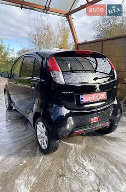 Хэтчбек Peugeot iOn 2013 в 