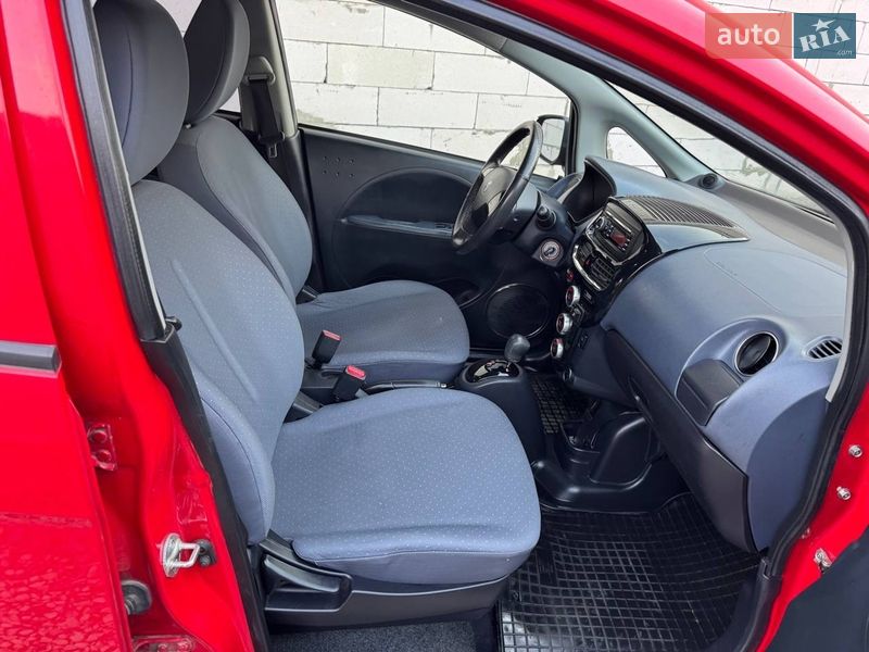 Хэтчбек Peugeot iOn 2011 в Стрые