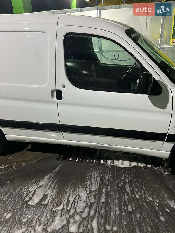 Грузовой фургон Peugeot Partner 2001 в Черновцах