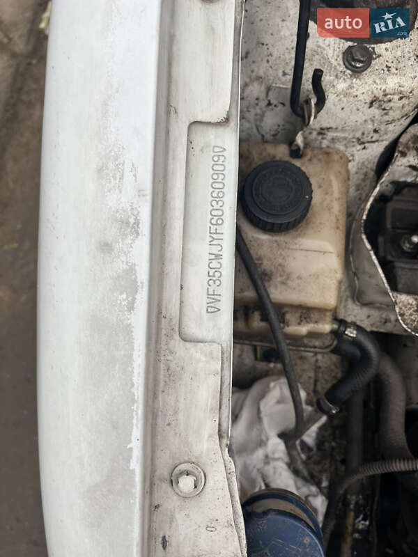 Грузовой фургон Peugeot Partner 2001 в Черновцах