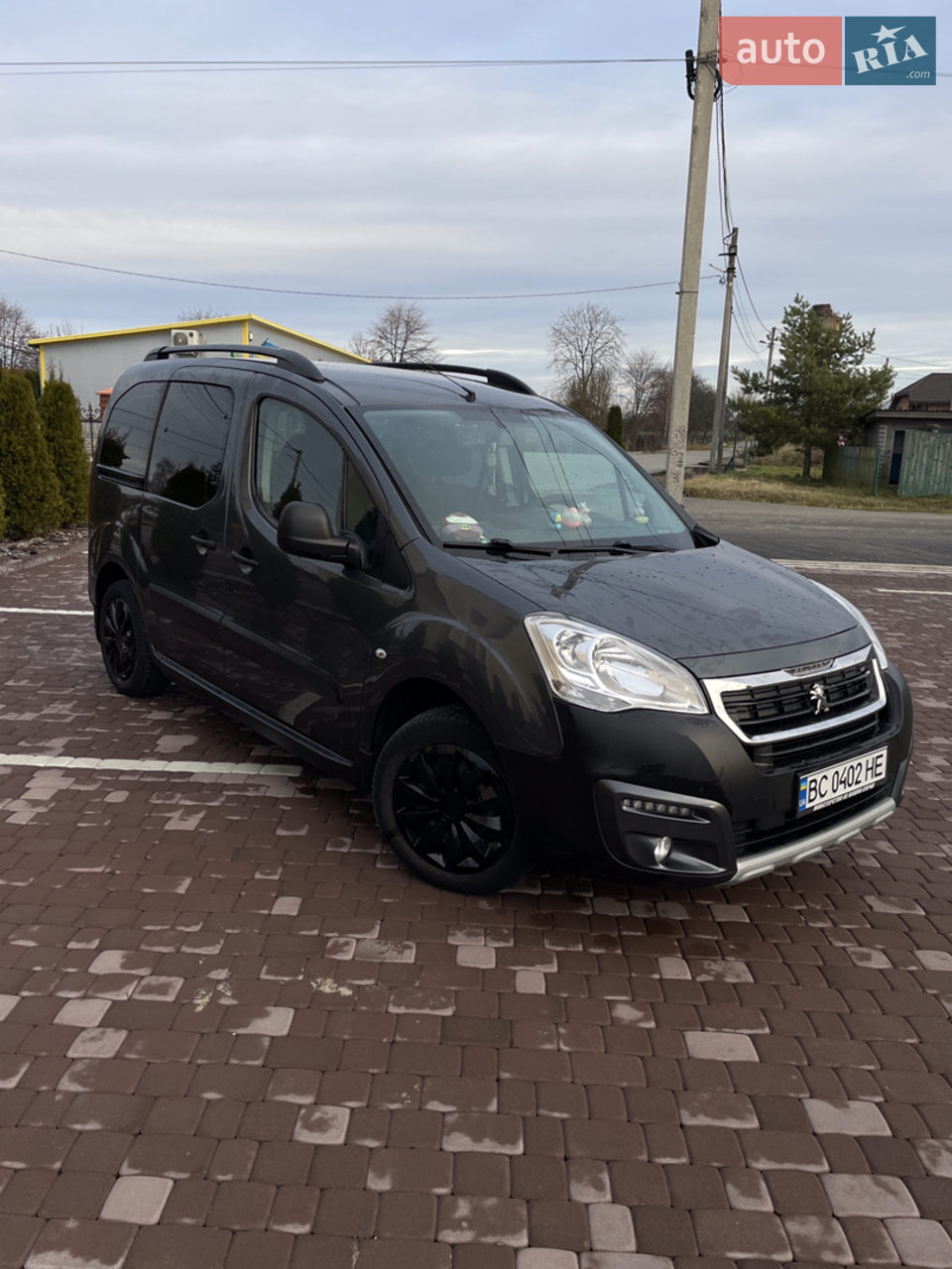 Офіційне авто. Перший і єдиний власник.
Продається доглянутий, економічний та надійний Peugeot Partner 2018 року випуску 1.6 дизель 

Автомобіль у ідеальному стані, без жодних пошкоджень — не битий, не фарбований, повністю в рідній заводській фарбі.
Будь-які перевірки на будь-якому СТО тільки вітаються — по авто немає жодного питання.

Машина повністю обслужена до дрібниць та не потребує жодних додаткових вкладень. Справжній варіант «сів і поїхав»