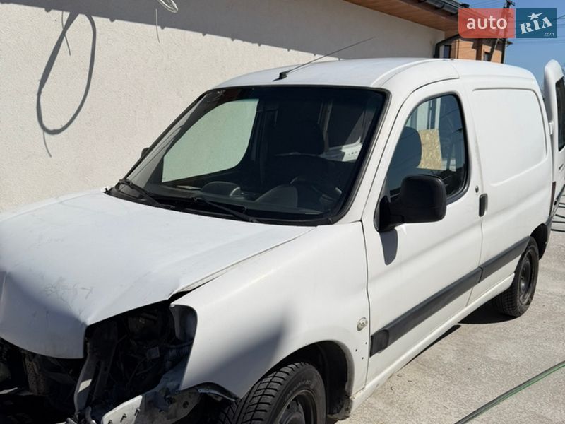 Грузовой фургон Peugeot Partner 2008 в Стоянке фото Грузовой фургон Peugeot Partner 2008 в Стоянке