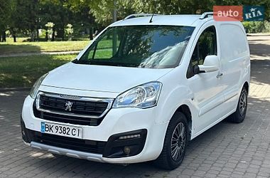 Вантажний фургон Peugeot Partner 2015 в Рівному