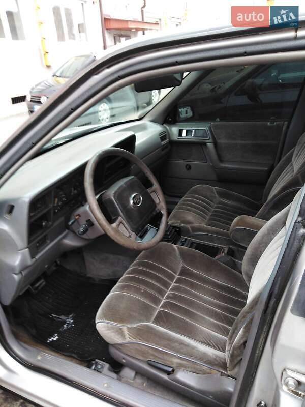 Седан Plymouth Acclaim 1990 в Мукачево