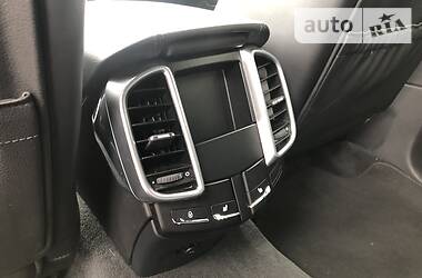Внедорожник / Кроссовер Porsche Cayenne 2015 в 