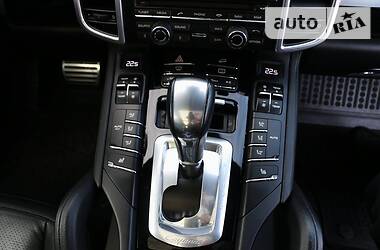 Внедорожник / Кроссовер Porsche Cayenne 2016 в 