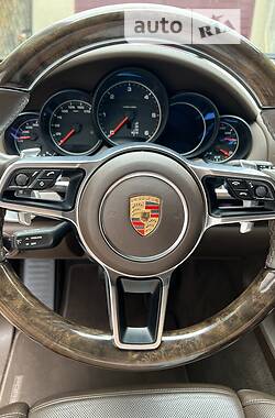 Позашляховик / Кросовер Porsche Cayenne 2015 в Житомирі