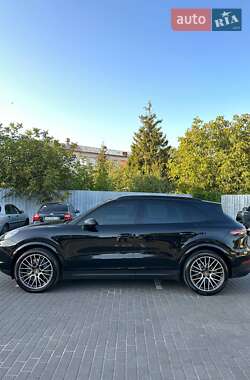 Внедорожник / Кроссовер Porsche Cayenne 2017 в 