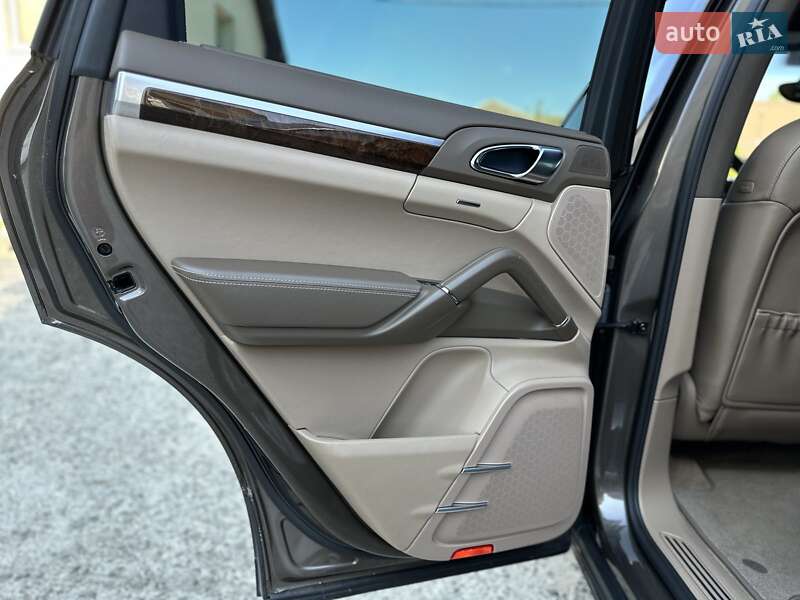 Внедорожник / Кроссовер Porsche Cayenne 2012 в Калуше