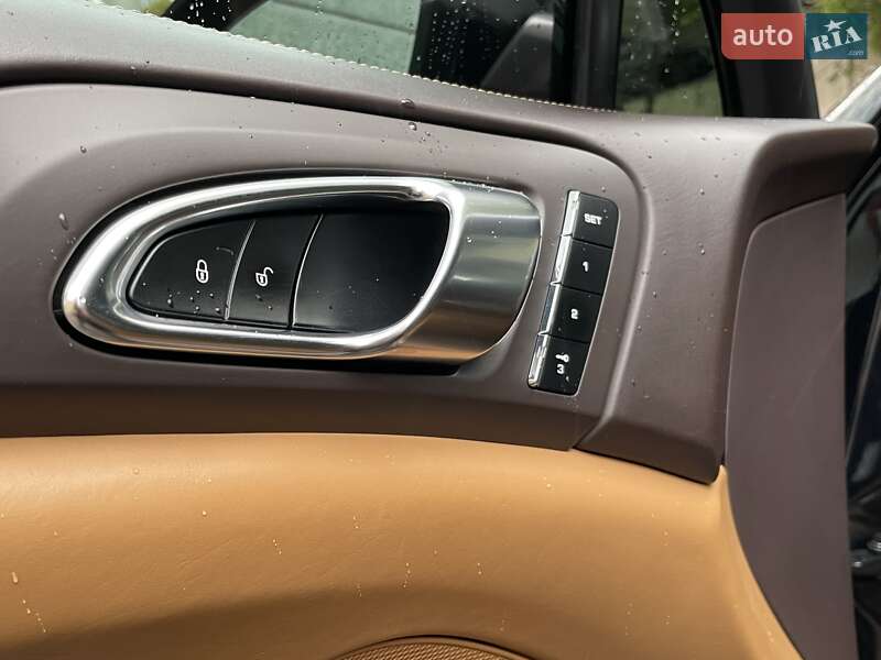 Внедорожник / Кроссовер Porsche Cayenne 2012 в Одессе