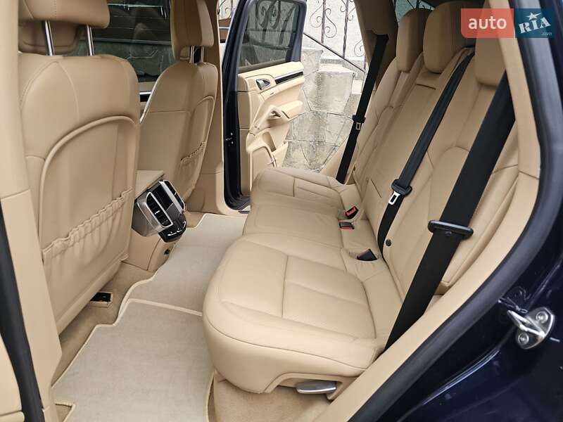 Внедорожник / Кроссовер Porsche Cayenne 2013 в Остроге