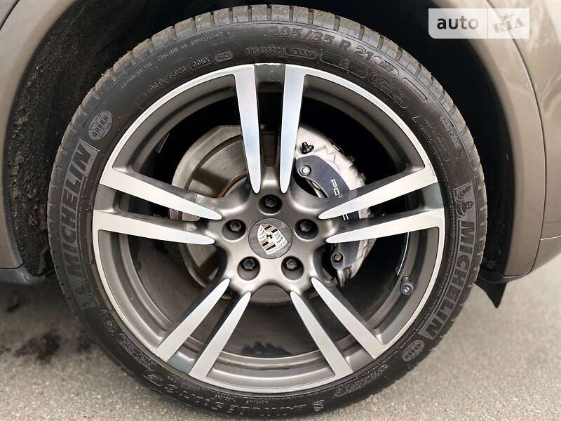 Внедорожник / Кроссовер Porsche Cayenne 2013 в Киеве