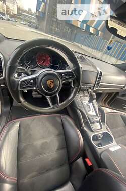 Внедорожник / Кроссовер Porsche Cayenne 2016 в 