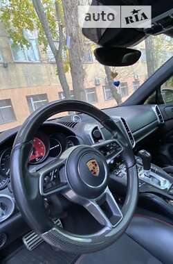 Внедорожник / Кроссовер Porsche Cayenne 2016 в 