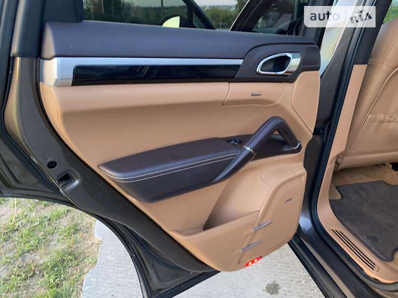 Позашляховик / Кросовер Porsche Cayenne 2012 в Павлограді