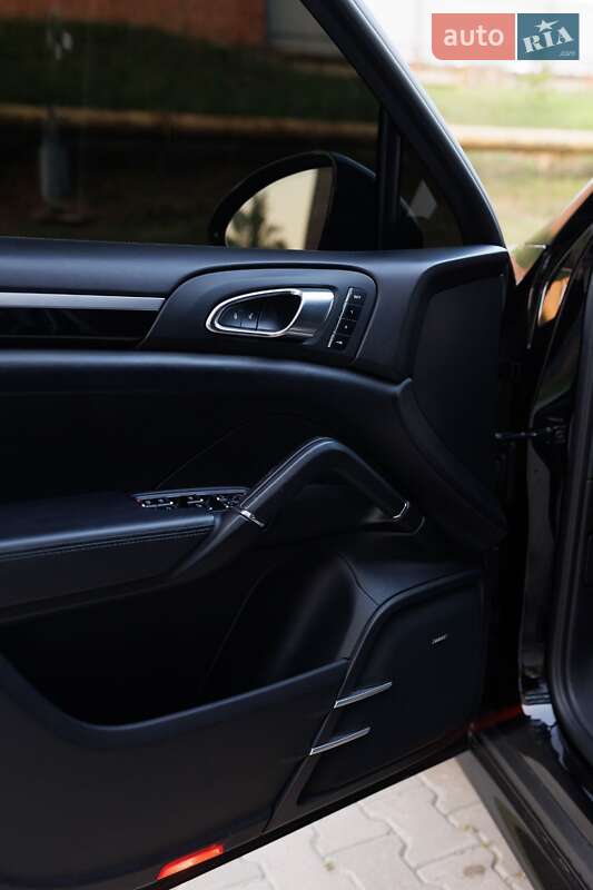 Внедорожник / Кроссовер Porsche Cayenne 2015 в Черновцах