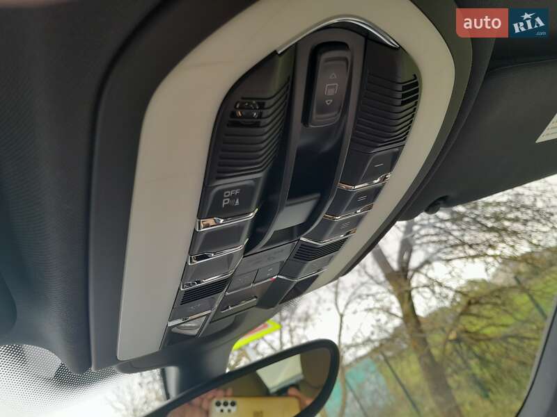 Внедорожник / Кроссовер Porsche Cayenne 2016 в Ужгороде