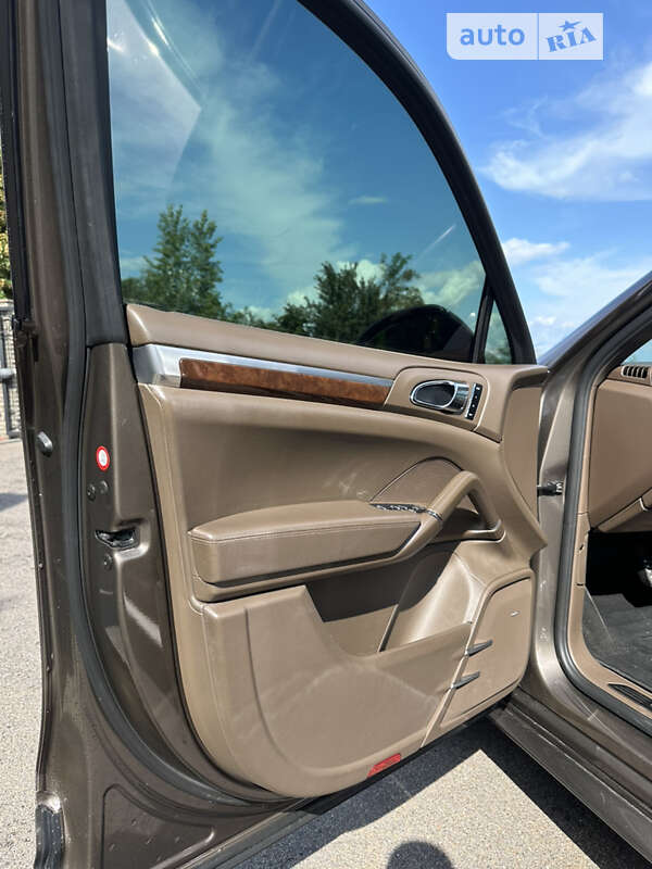 Внедорожник / Кроссовер Porsche Cayenne 2011 в Киеве