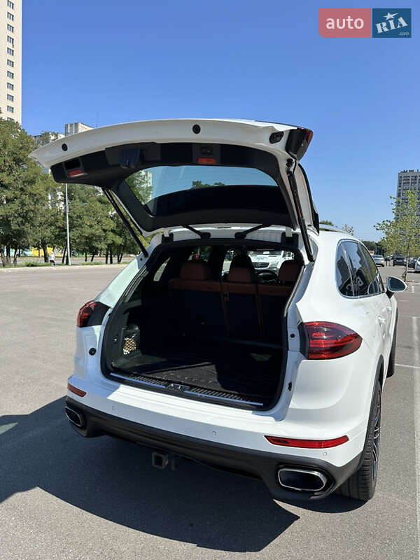 Внедорожник / Кроссовер Porsche Cayenne 2016 в Киеве