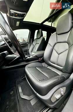 Внедорожник / Кроссовер Porsche Cayenne 2017 в 