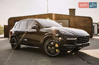 Внедорожник / Кроссовер Porsche Cayenne 2015 в 